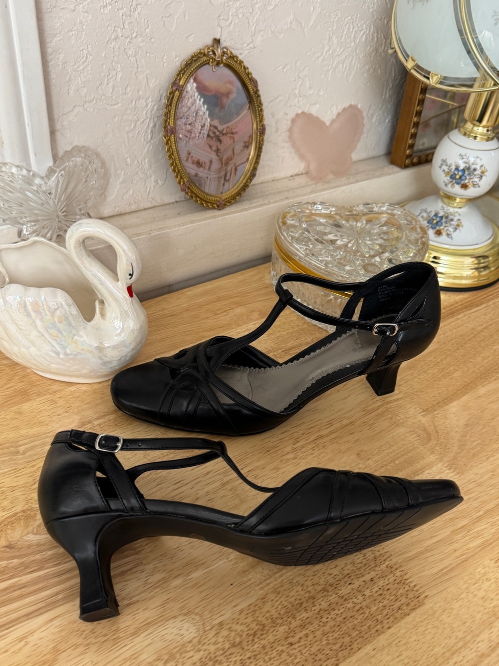 ✨Classic 925 Y2K black T-strap heels featuring delicate cutout details size 8.5